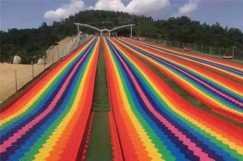 <b>景区新宠七彩滑道和滑世界</b>